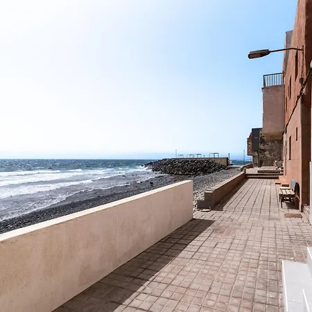 Home2book Stunning Beachfront Apt, Apartment