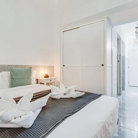 Home2book Stunning Beachfront Apt, Apartment *