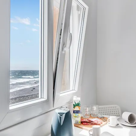 Home2book Stunning Beachfront Apt, Apartmán
