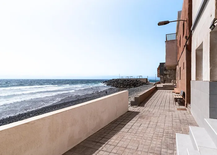 Home2book Stunning Beachfront Apt, 公寓