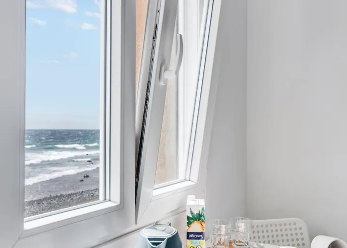 Home2book Stunning Beachfront Apt, 公寓