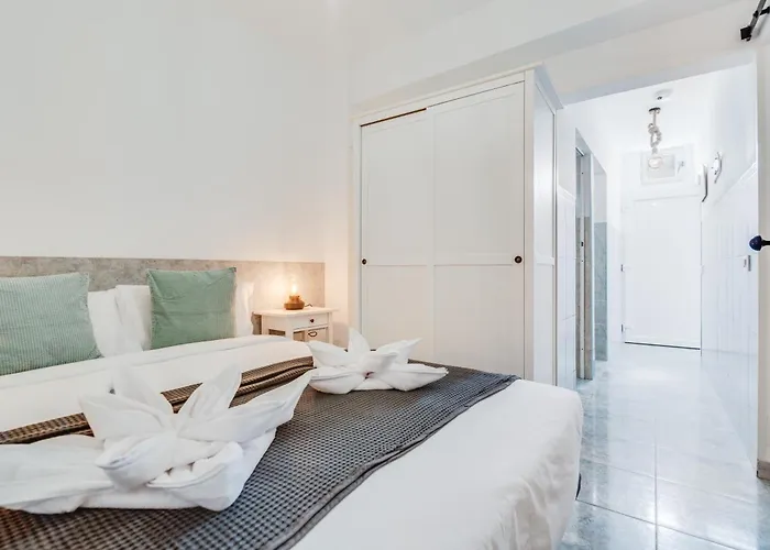 Home2book Stunning Beachfront Apt, 公寓 *